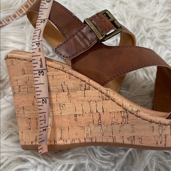 BOC SCHIRRA TAN WEDGE SANDALS SIZE 10 NEW - Picture 14 of 16